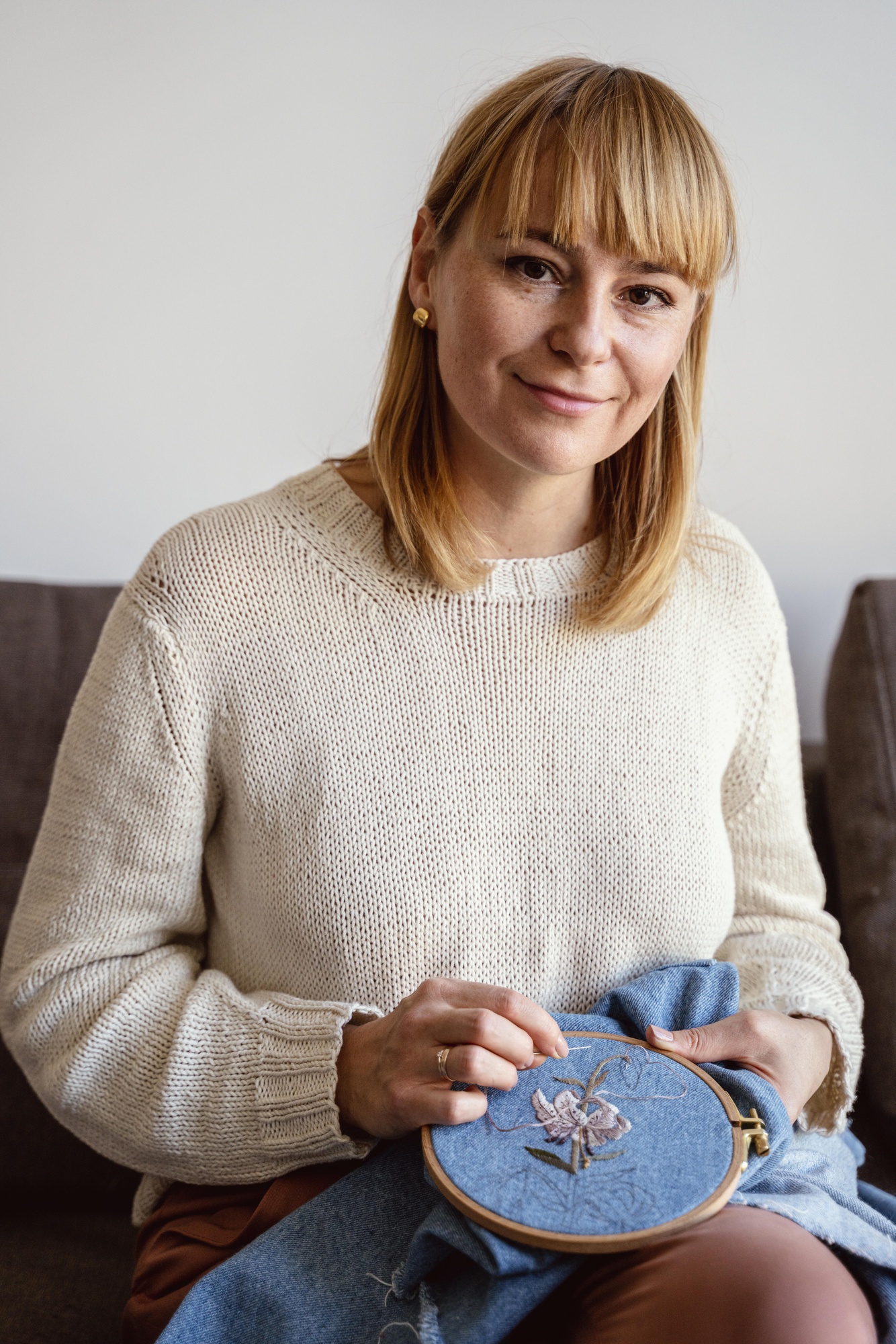 Instruktorka haftu, portret w warsztacie